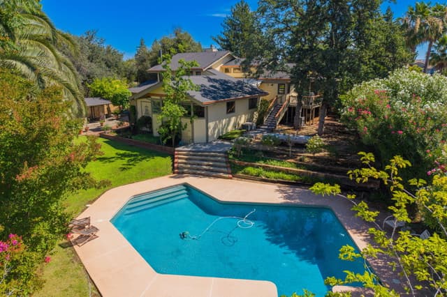 3350 Mountain Oak Drive